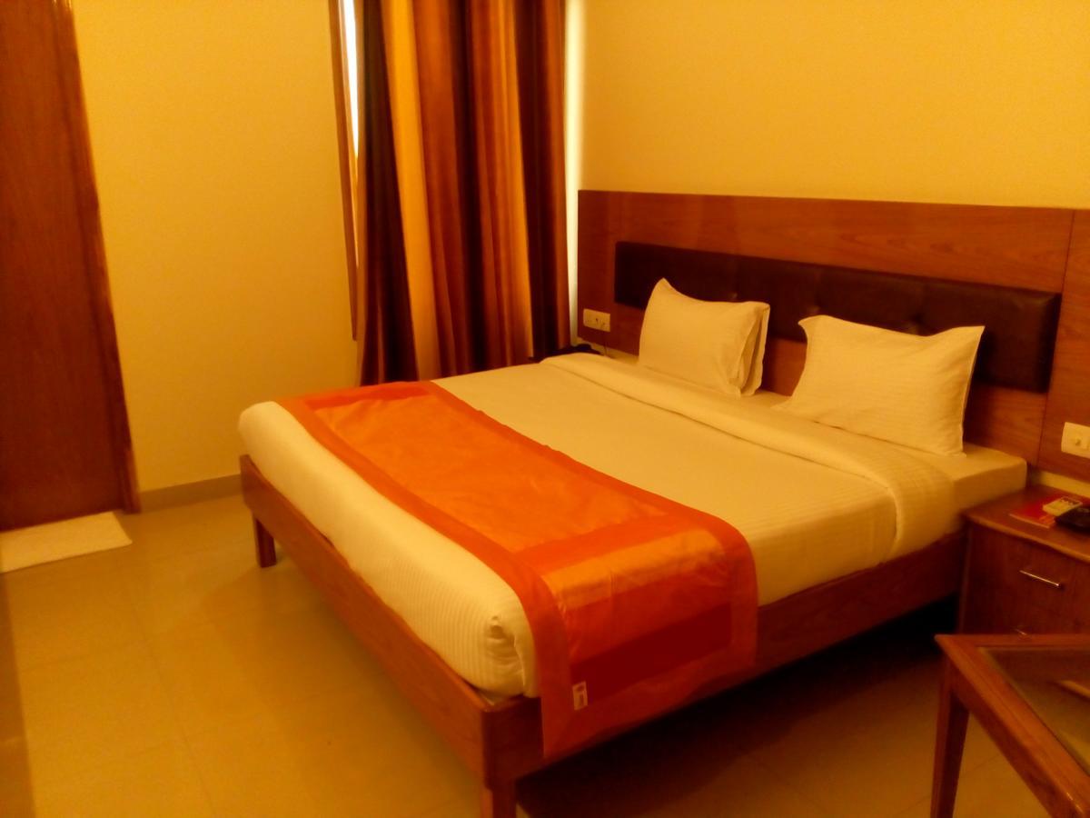 Red Carpet Hotels Noida Esterno foto