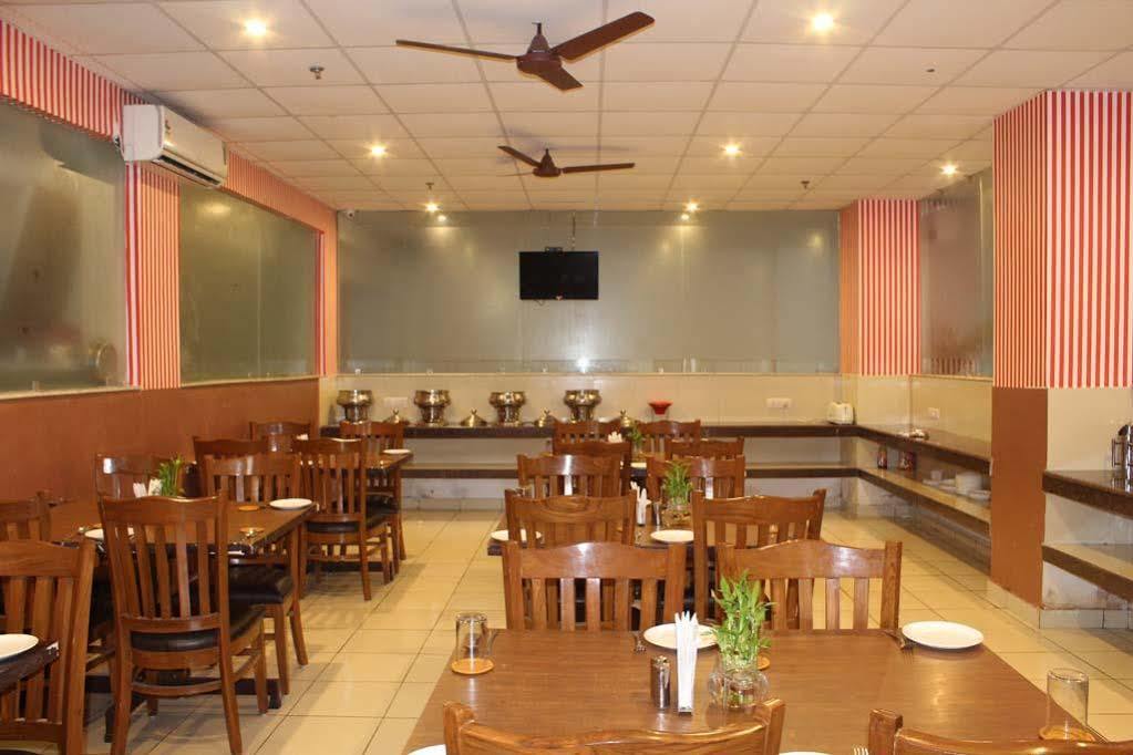 Red Carpet Hotels Noida Esterno foto